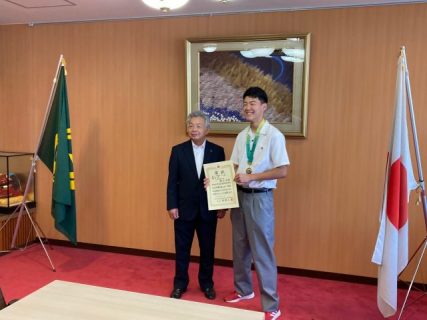 ボクシング部藤山君、上市町長に大会報告に行ってきました！